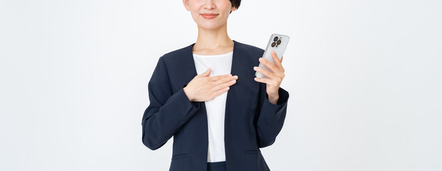 スマホを持つスーツを着た女性 © ponta1414