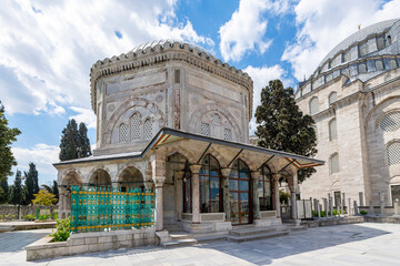 Obraz premium The Kanuni Sultan Suleyman Tomb view in the garden of Suleymaniye Mosque in the Istanbul