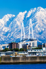 奈呉の浦大橋から眺める新湊大橋と立山連峰の絶景 © Nature K Photostudio