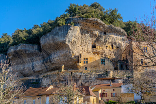 France, Nestled against a cliff in the Dordogne a medieval village with its attipyc castle Tayac.  Les Eyzies-de-Tayac