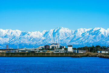 奈呉の浦大橋から眺める新湊大橋と立山連峰の絶景 © Nature K Photostudio
