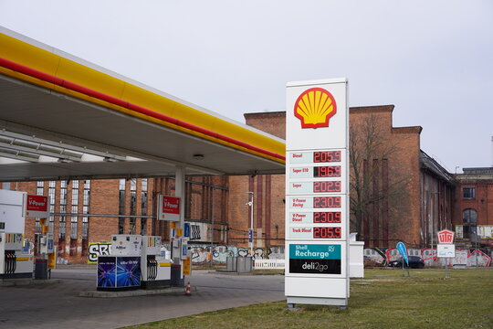 Shell Tankstelle mit extrem hohen Benzinpreisen infolge des Irankriegs und der Sperrung der Stra&szlig;e von Hormus, Berlin, 08.03.2026