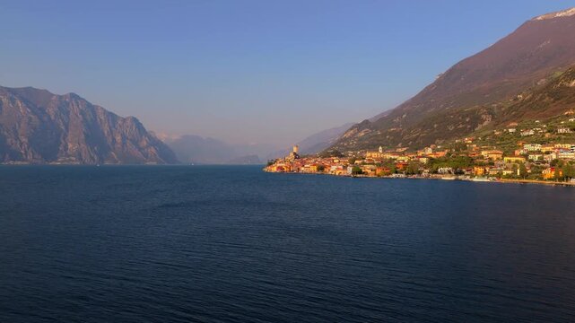 Veduta aerea da drone del paese di Malcesine sulle sponde del Lago di Garda in provincia di Verona in Italia nel mese di marzo