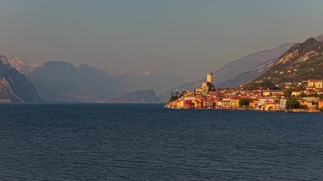 Veduta aerea da drone del paese di Malcesine sulle sponde del Lago di Garda in provincia di Verona in Italia nel mese di marzo