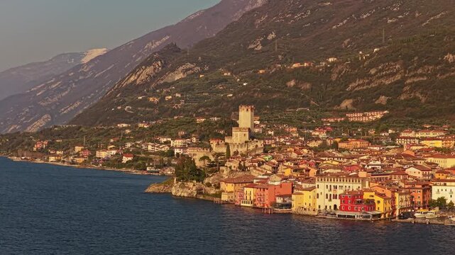 Veduta aerea da drone del paese di Malcesine sulle sponde del Lago di Garda in provincia di Verona in Italia nel mese di marzo