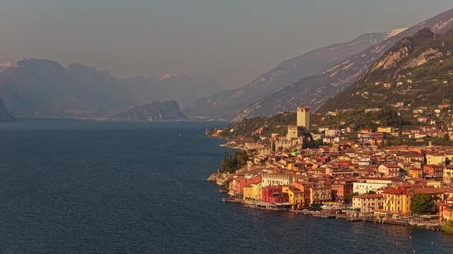 Veduta aerea da drone del paese di Malcesine sulle sponde del Lago di Garda in provincia di Verona in Italia nel mese di marzo