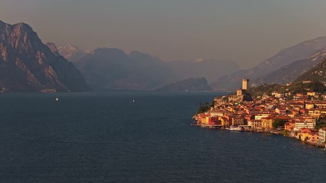 Veduta aerea da drone del paese di Malcesine sulle sponde del Lago di Garda in provincia di Verona in Italia nel mese di marzo
