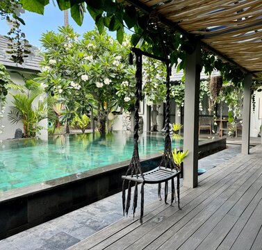 Entspannter Urlaub mit Atmosph&auml;re am Hotel Pool mit Schaukel in Bali, Indonesien