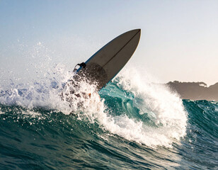 Obraz premium This highenergy photo captures a surfboard caught in a powerful ocean wave. A symbol of adventure and the raw force of nature, ideal for summer travel and extreme sports marketing campaigns.