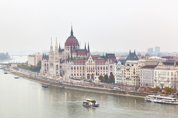 Fototapeta premium Hungarian Parliament Building in Budapest, an architectural marvel on the Danube bank. Neo Gothic structure grand dome and intricate spires dominate the scenic city skyline
