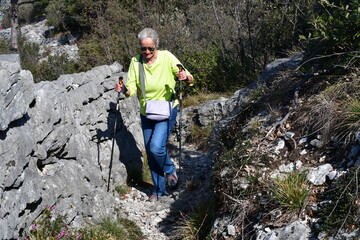Frau wandert in der Nähe von Arco im Trentino in einen Schützengraben vom 1. Weltkrieg