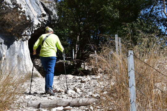 Frau wandert im Trentino 