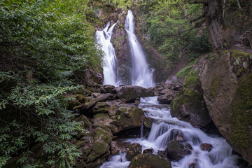 Obraz premium Breathtaking Oylat Waterfall in Lush Green Forest, Bursa, Türkiye