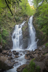 Obraz premium Breathtaking Oylat Waterfall in Lush Green Forest, Bursa, Türkiye