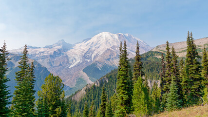 Obraz premium Majestic snow-capped volcano and vibrant summer alpine landscape at Mount Rainier National Park, Washington