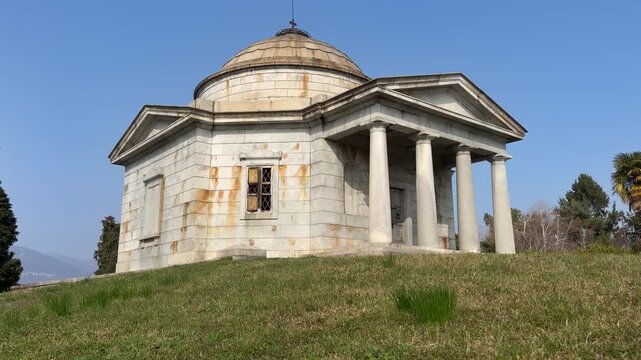 mausoleo castelbarco di ispra in italia