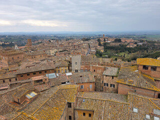 Obraz premium Panoramic view of Siena's medieval city center with terracotta rooftops and the Tuscan landscape, Italy