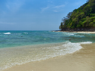Obraz premium One of the many beaches of the Phi Phi Islands in Thailand, a stunning paradise, incomparably beautiful sea, pristine tropical nature