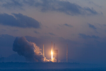 Fototapeta premium Spectacular rocket launch at dawn with vibrant sky and smoke trails