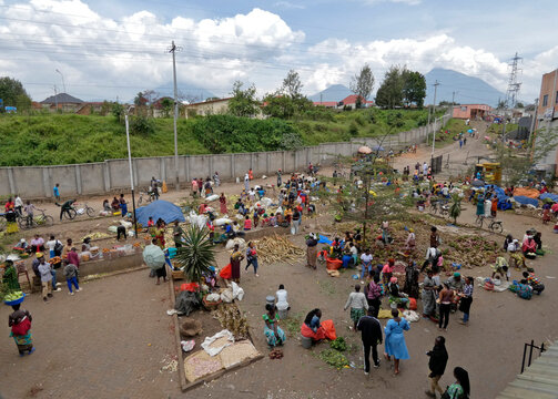 OUGANDA, safari et randonn&eacute;e au c&oelig;ur de l'Afrique.
D&eacute;couverte d'un march&eacute; local.
