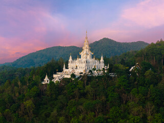 Obraz premium White pagoda Loha Prasat Sri Mueang Pong temple in Chiang Mai, Thailand