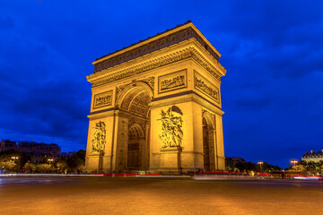 Obraz premium The Arc de Triomphe in Paris at night