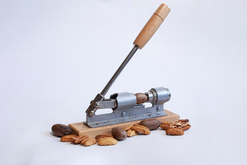 Pecan machine to shell nuts