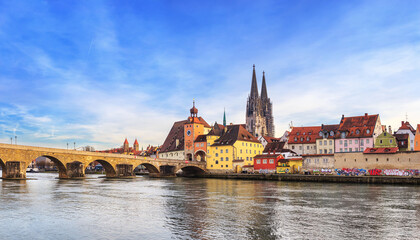 Obraz premium Cityscape - view of the Old Town of Regensburg with the Stone Bridge and the St. Peter's Cathedral, Bavaria, Germany
