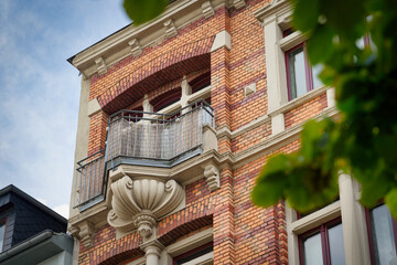 Detailed view of a classic 19th-century brick building with an ornamental balcony in the trendy Belgian Quarter (Belgisches Viertel) of Cologne © gehapromo