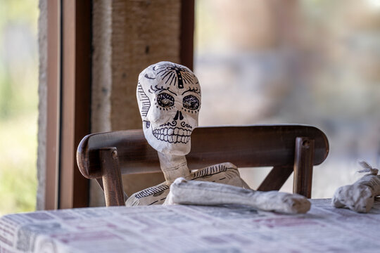 calavera artesanal de d&iacute;a de muertos sentada