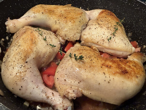 Cuisses de poulet po&ecirc;l&eacute;es aux tomates et au thym. Poulet &agrave; la proven&ccedil;ale.