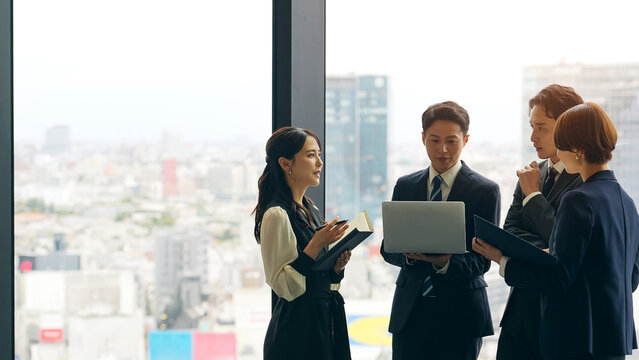 人材、チームワーク、会議、ビジネスパーソン、グループ、日本人、経営、キャリア、商談、同僚、スタートアップ、展望、都市、将来、高層ビル、眺め、コピースペース、広告、協力、仲間、採用、転職、就職、取引、男性、女性、立ち話、ディスカッション、提案、交渉、マネジメント、企業、会話、DX、ノートPC、報告、上司、経営者、指導、研修、ビジネス、オフィス、ビジネスマン、チーム、仕事、ミーティング、打ち合わせ、ス