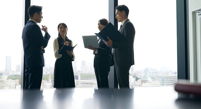 ビジネス、チームワーク、会議、ミーティング、オフィス、商談、経営、企業、スタートアップ、ベンチャー、人材、スタンドアップ、立ち話、仲間、シルエット、シリアス、展望、都市、高層ビル、コンサル、仕事、職場、ビジネスマン、ビジネスパーソン、ビジネスウーマン、キャリア、交渉、取引、グループ、チーム、チームビルディング、協力、同僚、会話、打ち合わせ、相談、面談、コミュニケーション、日本人、男性、キャリアウー