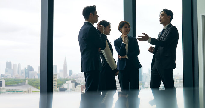 ビジネス、会話、チームワーク、人材、会議、ミーティング、経営、ビジネスパーソン、シリアス、商談、オフィス、ビジネスマン、グループ、チーム、仲間、チームビルディング、協力、同僚、仕事、職場、企業、打ち合わせ、相談、面談、コミュニケーション、ディスカッション、立ち話、日本人、男性、女性、笑顔、ロビー、室内、展望、都市、高層ビル、将来、リーダーシップ、取引、交渉、説得、マネジメント、上司、B2B、部下、
