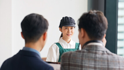 店内でPR動画を撮影する飲食店店員と撮影スタッフ