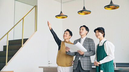 Obraz premium 店舗施設で打ち合わせする店員・設計士・作業員