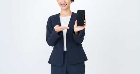 スマホを見せるスーツを着た女性 © ponta1414