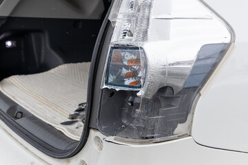 破損した自動車のテールライト	