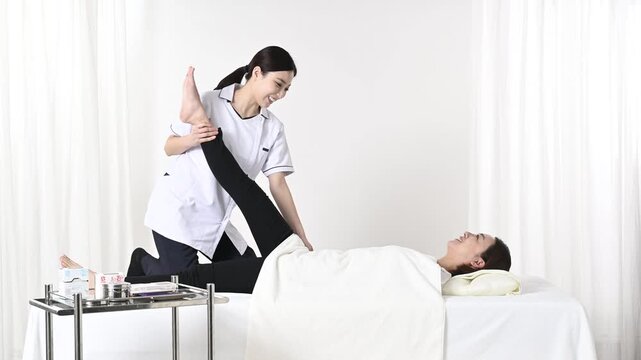 整体師から施術される女性