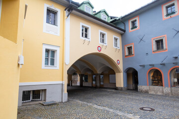 Obraz premium Colorful historic buildings with pedestrian archway in Berchtesgaden