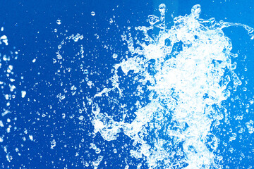 公園の噴水の水のアップと青い紙の背景 爽やかで涼しいイメージ 