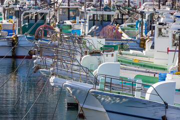 停泊する漁船の船首と美しい水面反射