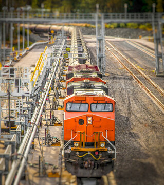 Train delivers oil to refinery