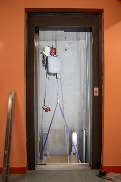 Il s'agit d'une vue int&eacute;rieure d'une cage d'ascenseur avec les pi&egrave;ces m&eacute;caniques et le c&acirc;blage essentiels lors de la r&eacute;novation d'un monte-charge. R&eacute;paration, entretien et maintenance.
