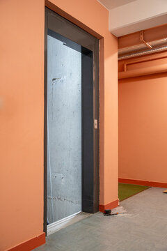 Il s'agit d'une vue int&eacute;rieure d'une cage d'ascenseur avec les pi&egrave;ces m&eacute;caniques et le c&acirc;blage essentiels lors de la r&eacute;novation d'un monte-charge. R&eacute;paration, entretien et maintenance.