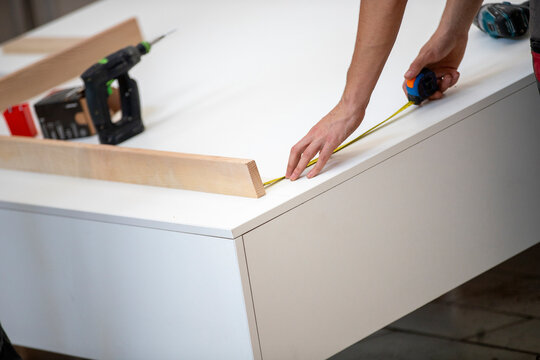 Menuisier exp&eacute;riment&eacute;, habile et comp&eacute;tent, prenant des mesures pour cr&eacute;er des meubles. Concept de menuiserie et de fabrication de meubles &agrave; faire soi-m&ecirc;me. Gros plan.