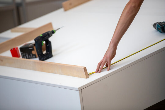 Menuisier exp&eacute;riment&eacute;, habile et comp&eacute;tent, prenant des mesures pour cr&eacute;er des meubles. Concept de menuiserie et de fabrication de meubles &agrave; faire soi-m&ecirc;me. Gros plan.