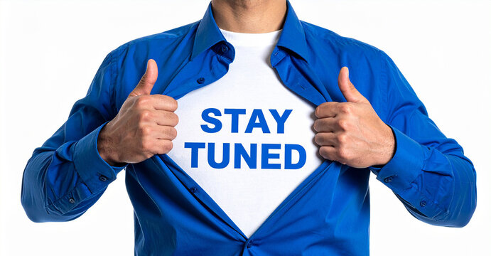 stay tuned - Ein Mann öffnet sein Hemd und zeigt sein TShirt