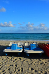 Obraz premium Varadero, Cuba; 04.07.2023. Beautiful, colourful sunset on the beach in Varadero, Cuba! Cote d'Azur of the Atlantic Ocean, next to the Caribbean Sea. Cuba wild palm beach background. Nature blue sea l