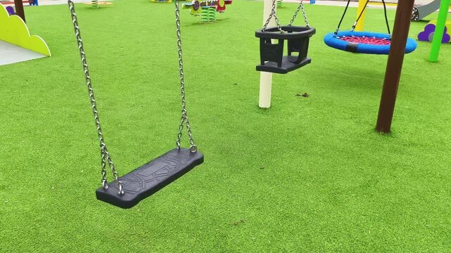 Parque infantil moderno vac&iacute;o al aire libre, reflejo de soledad y baja natalidad